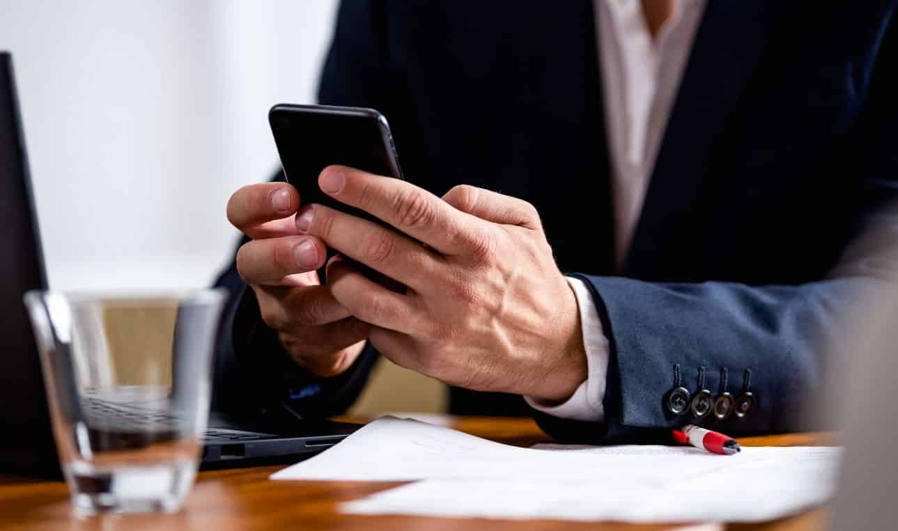 Empresas podem proibir o uso do celular?